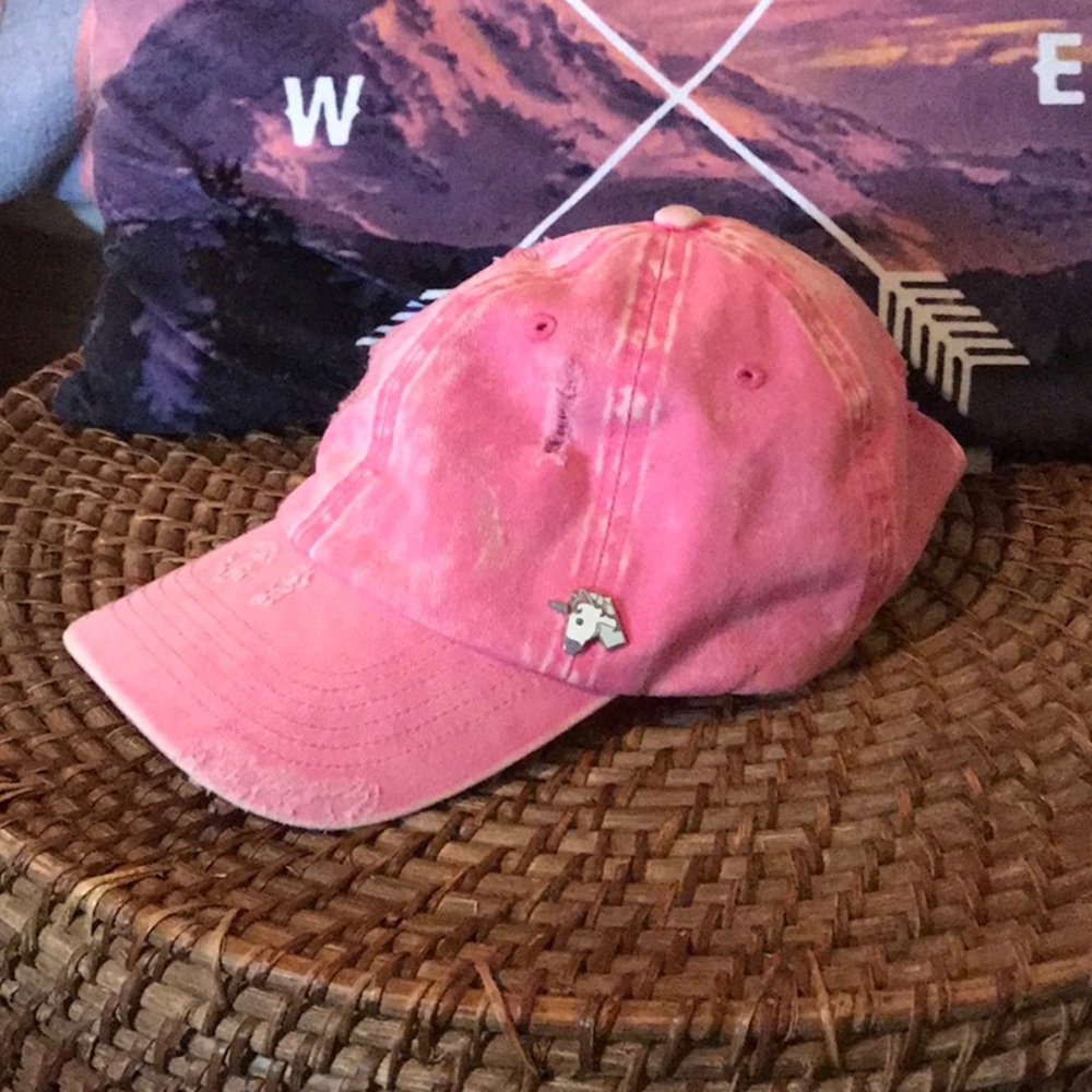 💕BRIGHT PINK DISTRESSED HAT WITH UNICORN 🦄 PIN💕